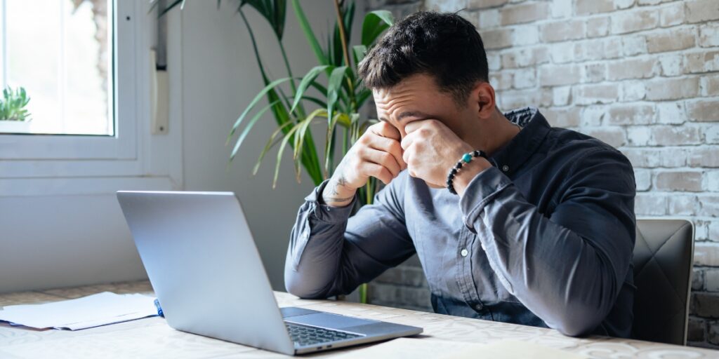 Pessoa sentindo sintomas de vista cansada computador como dor de cabeça e ardência ocular